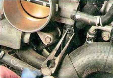 Reemplazo del conjunto del acelerador y del acelerador de un automóvil Mazda 6
