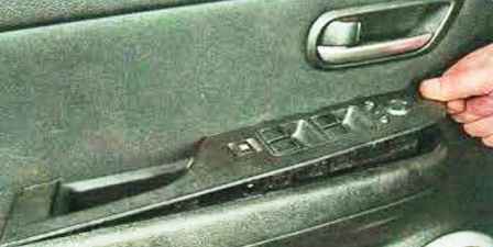 Зняття та встановлення оббивки передніх дверей автомобіля Мазда 6