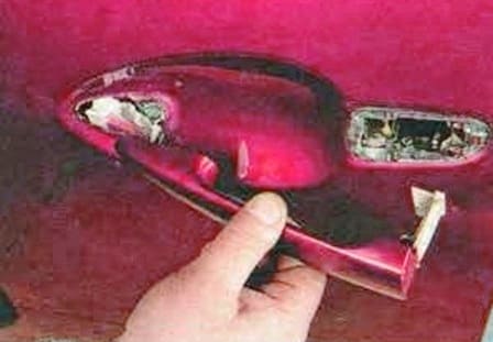 Retirar las manijas y cerraduras de la puerta delantera del Mazda 6