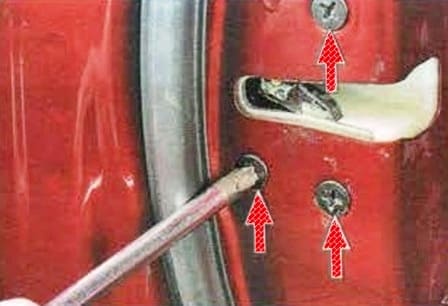 Quitar las manijas y cerraduras de la puerta delantera del Mazda 6