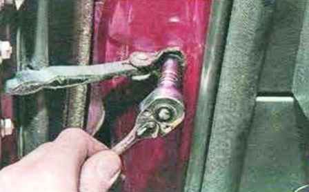 How to remove and install the front door of a Mazda 6