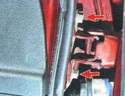 Cómo quitar e instalar la puerta delantera de un Mazda 6