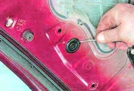 Extracción e instalación del vidrio de la puerta trasera Mazda 6