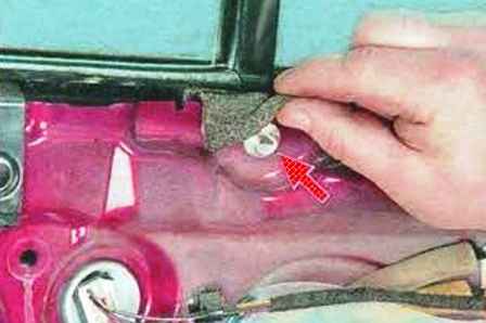 Extracción e instalación del vidrio de la puerta trasera Mazda 6