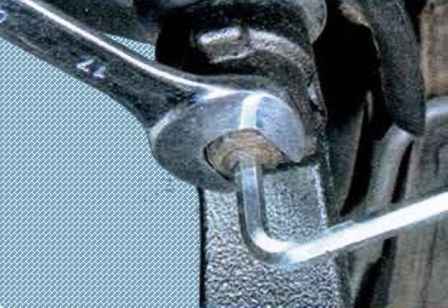 Sustitución del brazo superior de la suspensión delantera de un Mazda 6