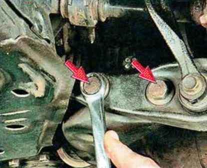 Cómo reemplazar el brazo inferior y la abrazadera de suspensión delantera de Mazda 6