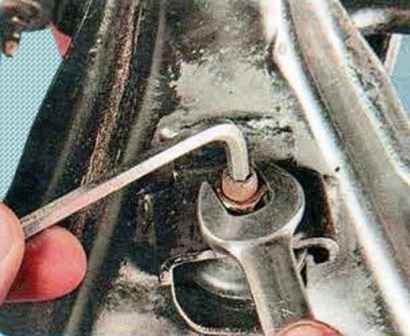 Extracción del estabilizador de la suspensión trasera de un Mazda 6