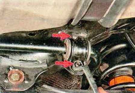 Extracción del estabilizador de la suspensión trasera de un Mazda 6