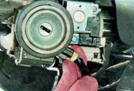 How to remove the Mazda 6 steering column