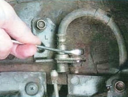 Заміна шлангів і трубок гальмівної системи Mazda 6