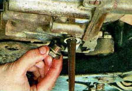Заміна та доливання масла в механічній коробці передач Mazda 6