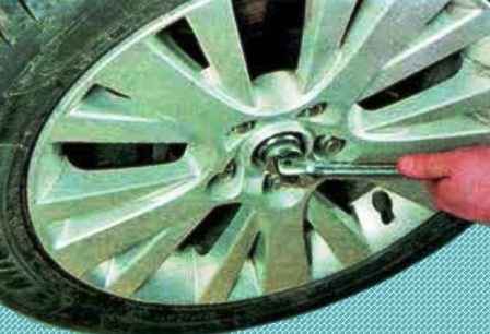 Extracción de las ruedas motrices delanteras de un Mazda 6