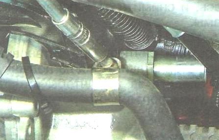 Прочистка деталей вентиляции двигателя Cummins ISF2.8