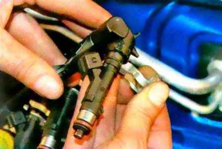 Removing the rail and fuel injectors of the Renault Sandero engine