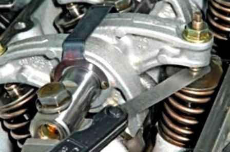 Як перевірити та відрегулювати клапани двигуна Рено Сандеро