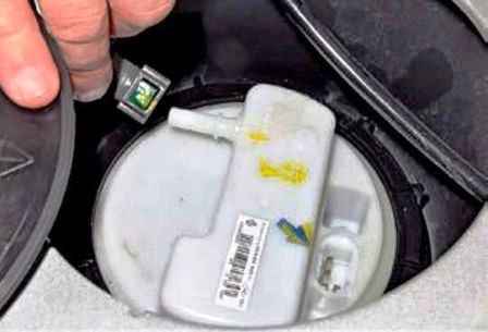 Renault Sandero vehicle fuel pressure check