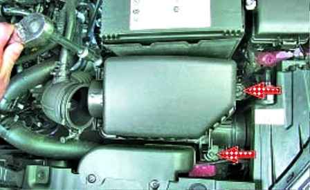 Reemplazo del elemento y la carcasa del filtro de aire Hyundai Solaris