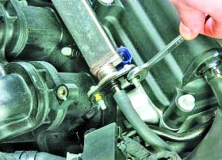 Removing the Hyundai Solaris rail and fuel system injectors