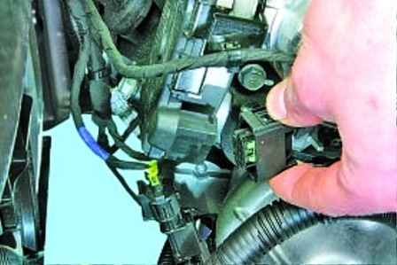 Extracción del conjunto del acelerador y pedal del acelerador Hyundai Solaris