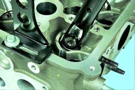 Заміна маслознімних ковпачків двигуна Hyundai Solaris