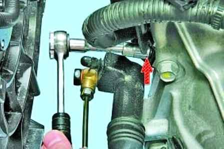 Extracción y comprobación del motor de arranque de un automóvil Hyundai Solaris