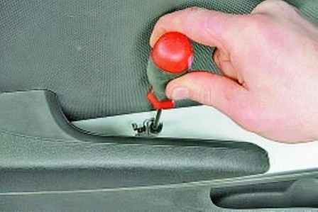 Как разобрать и снять переднюю дверь автомобиля Hyundai Solaris