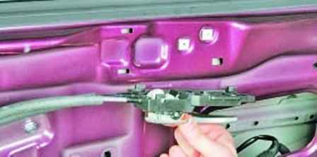 Cómo desarmar y quitar la puerta delantera de un Hyundai Solaris