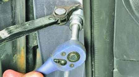 Як розібрати та зняти передню двері автомобіля Hyundai Solaris