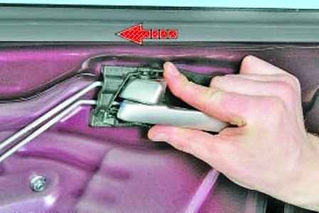 Розбірка та зняття задніх бічних дверей Hyundai Solaris