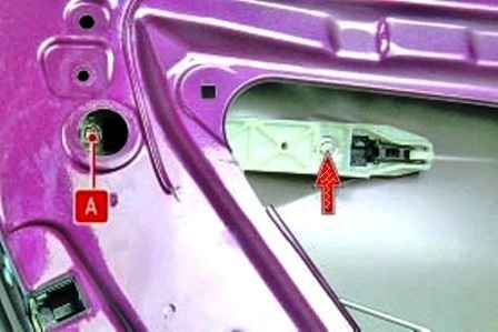 Desmontaje y desmontaje de la puerta lateral trasera de Hyundai Solaris