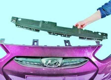 Extracción de guardabarros y parachoques de un automóvil Hyundai Solaris