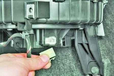 Как снять панель приборов автомобиля Hyundai Solaris