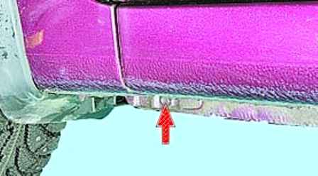 Extracción de la rejilla del conducto de entrada de aire y guardabarros del vehículo Hyundai Solaris