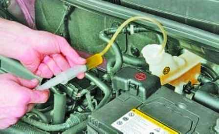 Как заменить тормозную жидкость и прокачать тормоза Hyundai Solaris