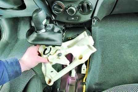 Replacement of cables and backstage control gearshift Hyundai Solaris car