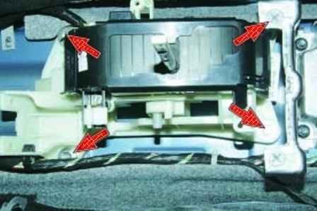 Removiendo el Cable de transmisión automática y backstage del automóvil Hyundai Solaris