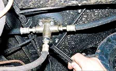 Extracción de elementos del sistema de combustible UAZ
