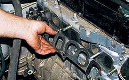 How to remove the intake and exhaust manifold of a UAZ car engine