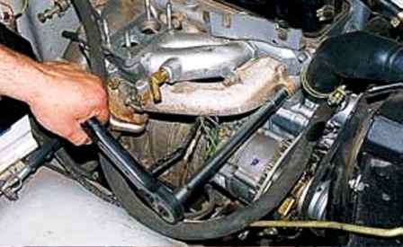How to remove the intake and exhaust manifold of a UAZ car engine