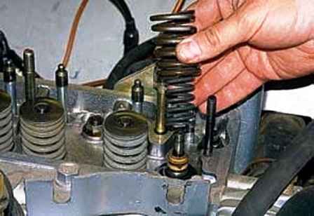 Зняття осі коромисел та заміна масловідбивних ковпачків двигуна УАЗ
