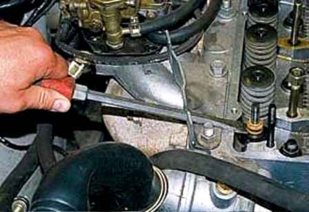 Зняття осі коромисел та заміна масловідбивних ковпачків двигуна УАЗ