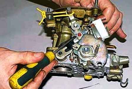 UAZ carburetor maintenance and adjustment