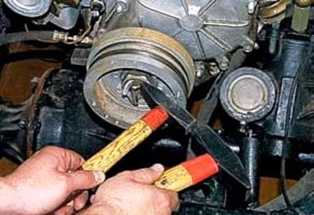 Cómo reemplazar los sellos de aceite del cigüeñal del motor UAZ