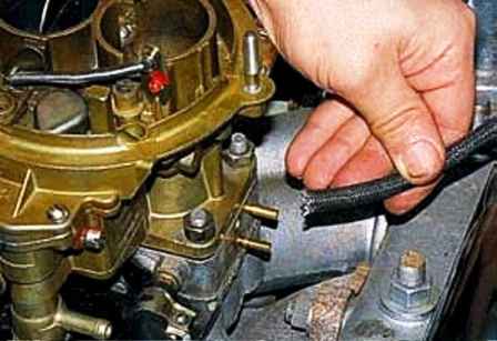 Cómo quitar e instalar un carburador de automóvil UAZ