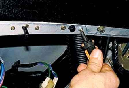 Replacing fuses and UAZ mass switch