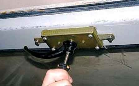 Retirar elementos del portón trasero de un vehículo UAZ