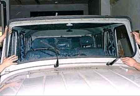 Зняття передніх знімних частин кузова автомобіля УАЗ