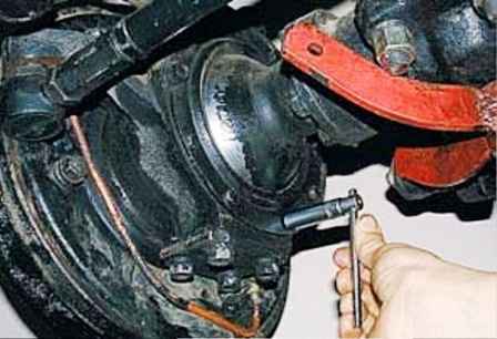 Ajuste de los cojinetes del buje y pivotes del vehículo UAZ