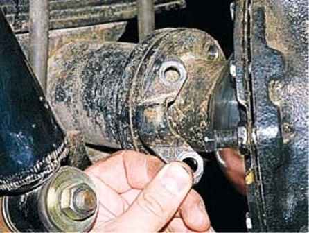 How to replace the front axle shaft and remove the steering knuckle of a UAZ car