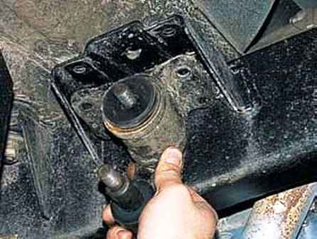 Cómo reparar la suspensión delantera de un automóvil UAZ